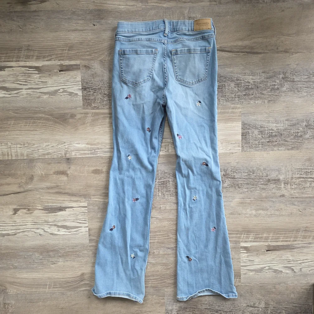 abercrombie kids High Rise Flare Jeans with Embroidered Flowers Size 11/12 R